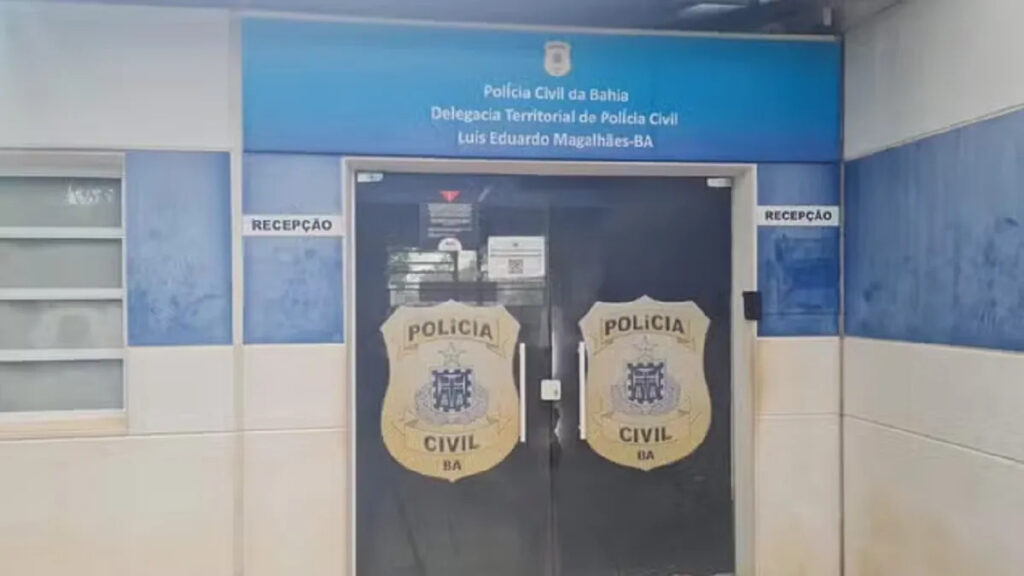 Viatura policial em local de homicídio registrado no Conjunto Habitacional Sol do Cerrado, em Luís Eduardo Magalhães.