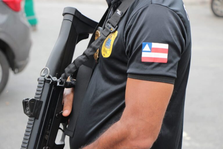Viatura da Polícia Civil durante operação que resultou na prisão de um homem investigado por estupro de vulnerável em Santa Maria da Vitória, no oeste da Bahia.