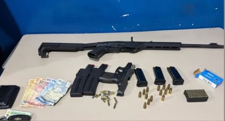Armas de fogo, munições e carregadores apreendidos pela Polícia Militar durante operação que resultou na prisão de um homem por porte ilegal de arma em Buritirama.
