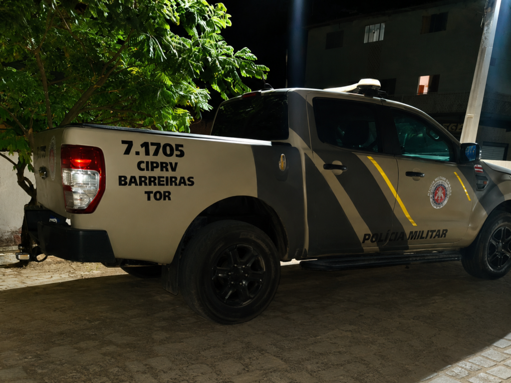 Viatura da Polícia Militar durante operação que resultou na prisão de homem procurado pela Justiça em Riachão das Neves.