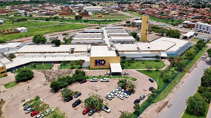 Fachada do Hospital do Oeste, em Barreiras, durante as comemorações pelos 20 anos de funcionamento da unidade, referência em atendimento de alta complexidade no oeste da Bahia.