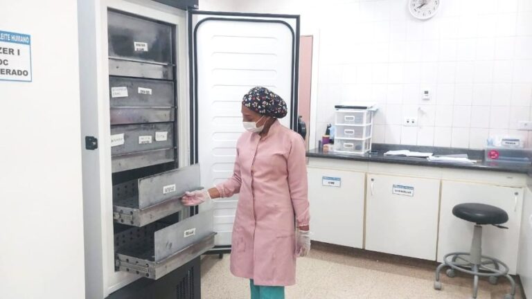Profissional do Banco de Leite Humano do Hospital do Oeste realiza atendimento relacionado à captação de leite materno para recém-nascidos internados.