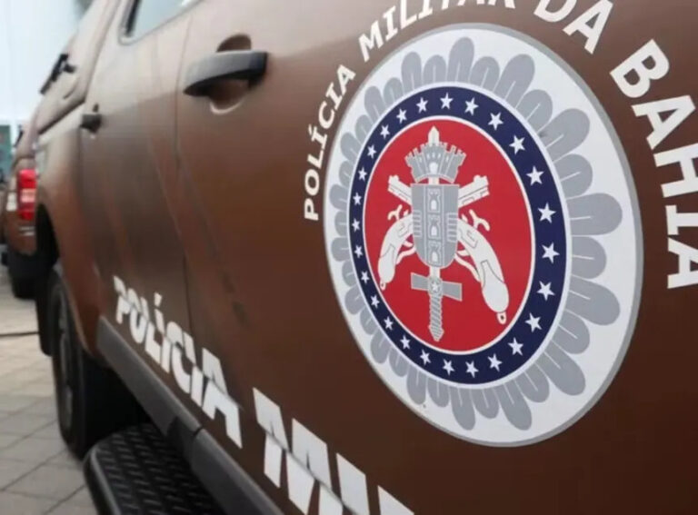 Movimentação de equipes policiais e de perícia após acidente fatal na BA-148, em Livramento de Nossa Senhora.