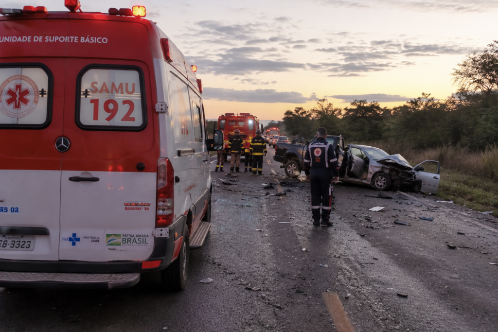 Veículos envolvidos em colisão frontal na BR-242 durante atendimento das equipes de resgate e perícia.