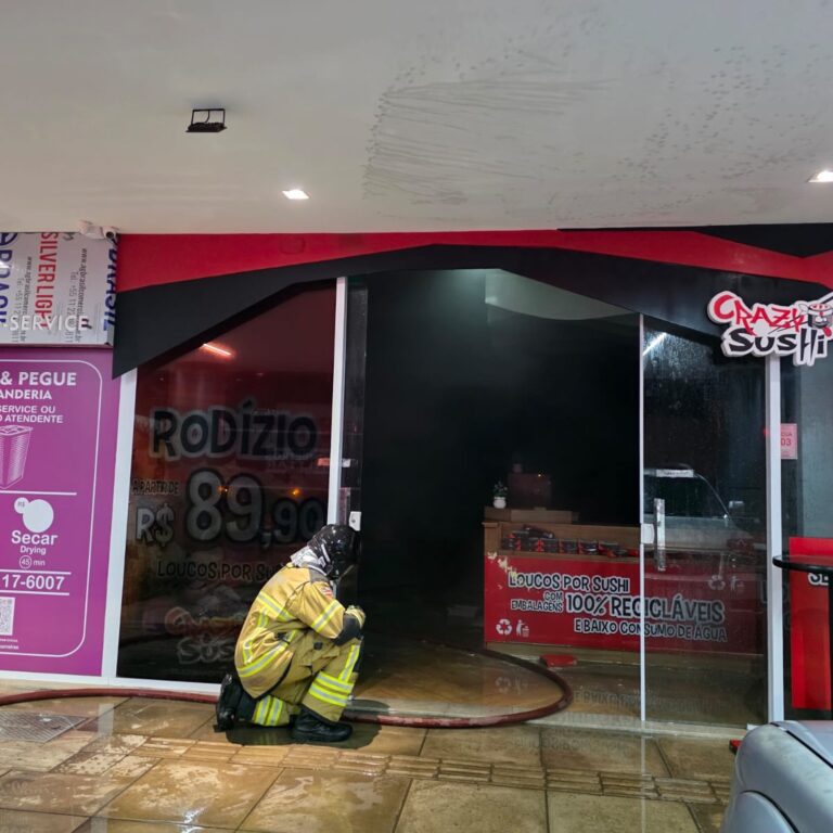 Bombeiros do 17º BBM combatem incêndio em estabelecimento comercial localizado no térreo de um condomínio no bairro Renato Gonçalves, em Barreiras.