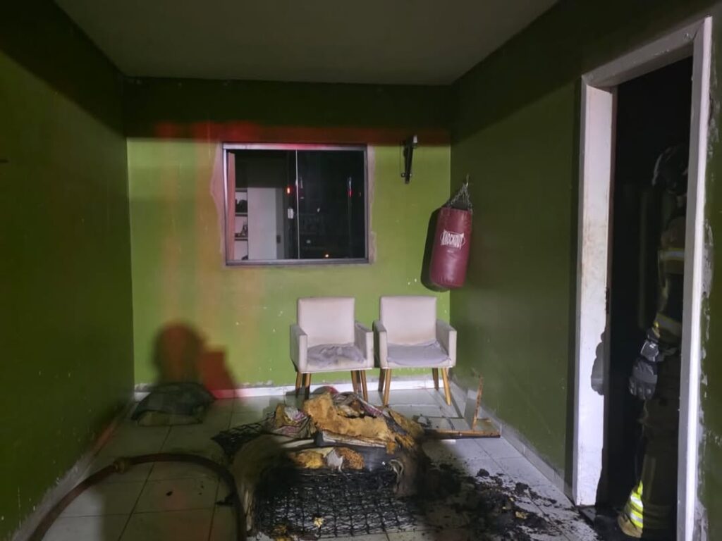 Bombeiros do 17º BBM combatem incêndio em uma residência no bairro Novo Horizonte, em Barreiras, após fogo atingir um quarto da casa.