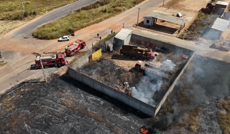 Bombeiros combatem incêndio que atingiu galpão após fogo se espalhar de terreno baldio em Luís Eduardo Magalhães.