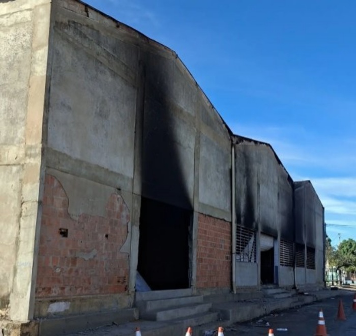 Equipes do Corpo de Bombeiros e moradores atuam no combate ao incêndio que atingiu o Barracão da Cultura no mercado municipal de Serra do Ramalho.