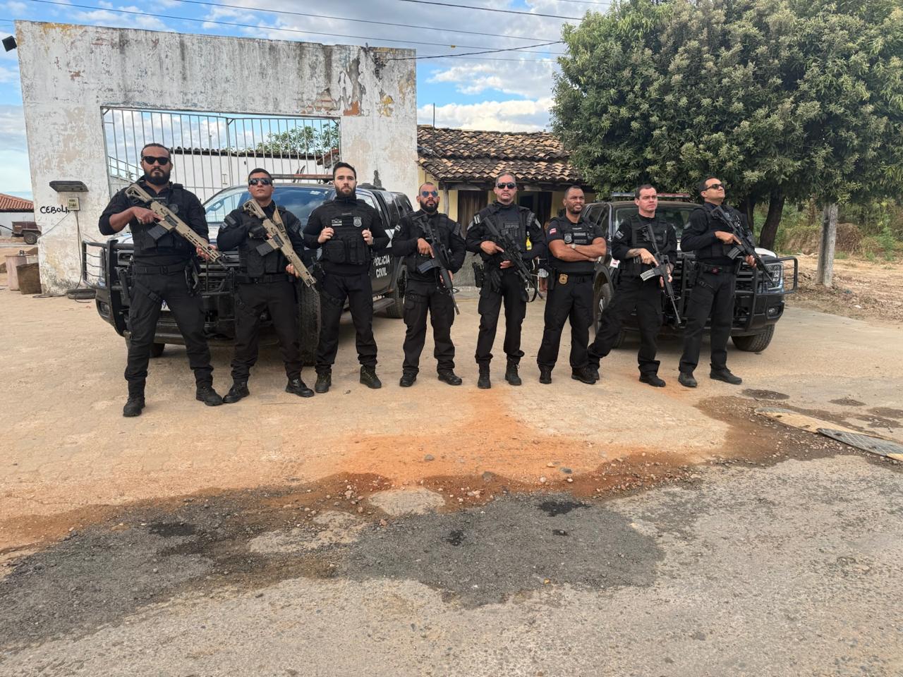 Policiais civis participam de operação que resultou na prisão de um homem investigado por latrocínio contra uma idosa em Santa Rita de Cássia, no oeste da Bahia.