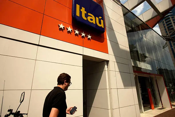 Fachada de uma agência do Banco Itaú durante expediente bancário.