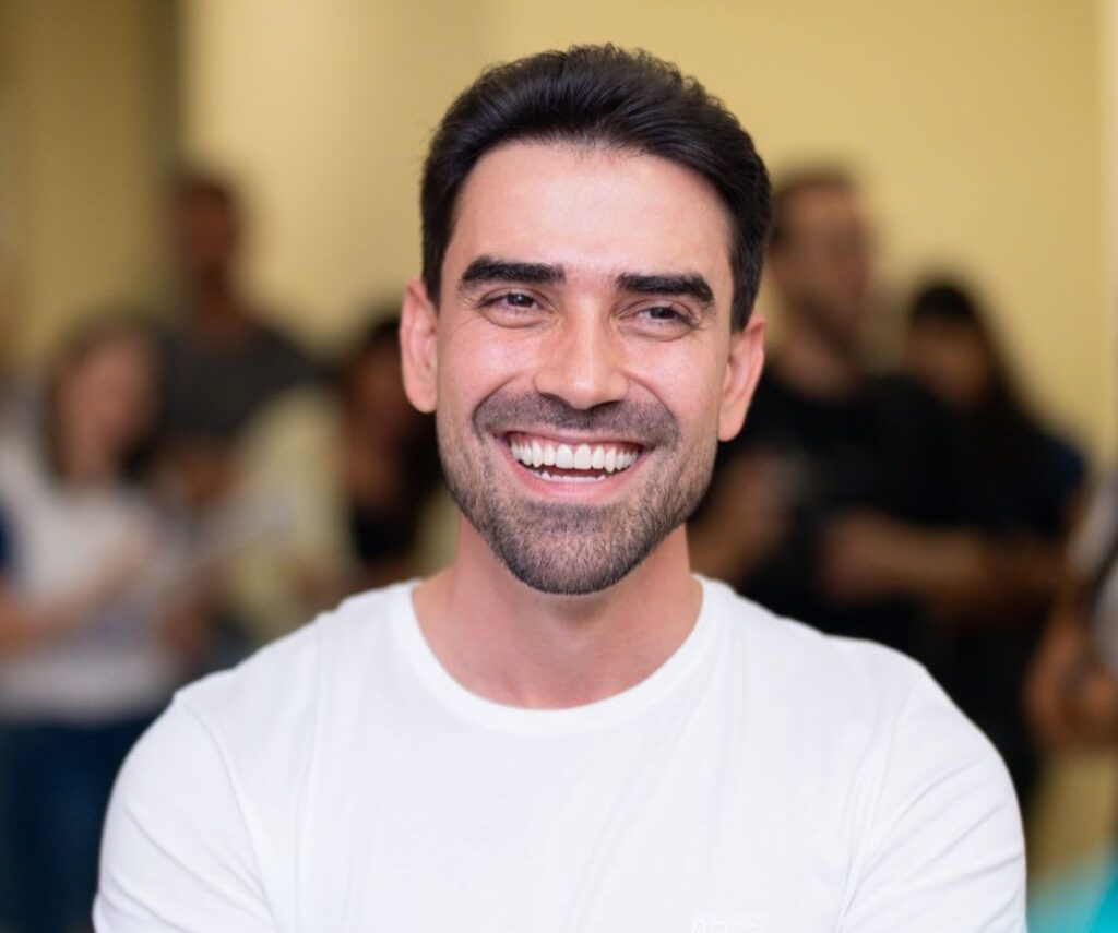 Prefeito Júnior Marabá ao lado de lideranças políticas durante convite para a visita de Flávio Bolsonaro à Bahia Farm Show, em Luís Eduardo Magalhães.