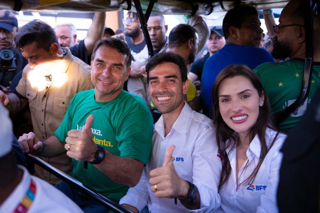 Júnior Marabá, Flávio Bolsonaro, Cinthya Marabá e João Roma durante visita à 20ª edição da Bahia Farm Show, em Luís Eduardo Magalhães.