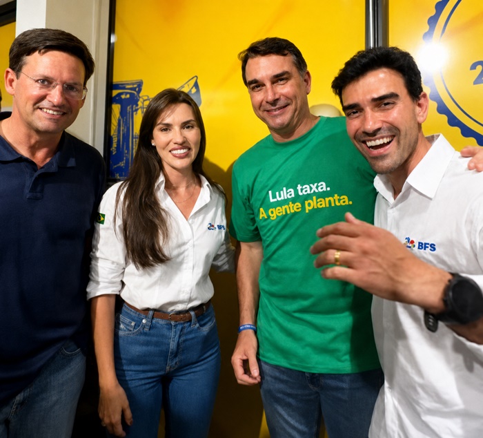 Júnior Marabá recepciona Flávio Bolsonaro durante chegada à Bahia Farm Show 2026 em Luís Eduardo Magalhães.