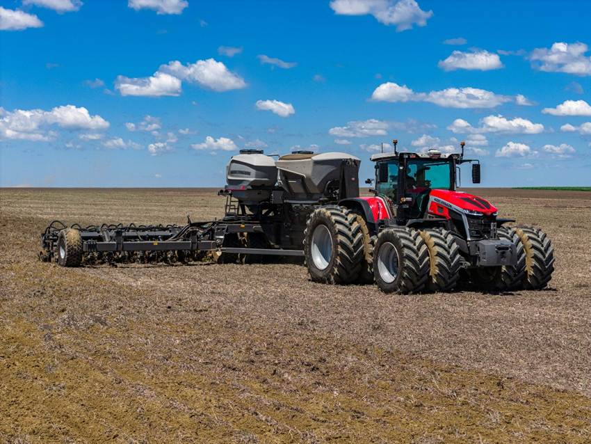 Máquinas agrícolas da Massey Ferguson expostas durante a Bahia Farm Show 2026, com destaque para tratores de alta potência e equipamentos de agricultura de precisão.