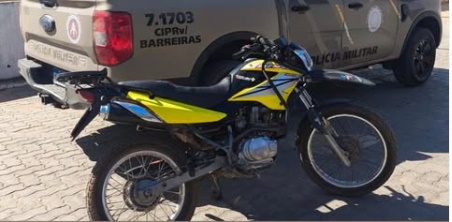 Motocicleta Honda Bros amarela apreendida pela Polícia Militar após constatação de adulteração nos sinais identificadores em Serra do Ramalho.