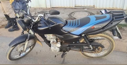 Policiais militares da 83ª CIPM durante ocorrência que resultou na apreensão de uma motocicleta com numeração do motor suprimida em Barreiras.