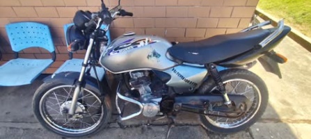 Motocicleta Honda CG 125 prata apreendida pela Polícia Militar em Barreiras após constatação de adulteração nos sinais identificadores do veículo.