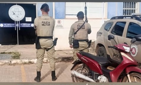 Motocicleta Honda Bis recuperada pela Polícia Militar após registro de furto em Luís Eduardo Magalhães.