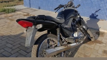 Motocicleta Honda CG 125 Fan preta recuperada pela Polícia Militar em Santa Rita de Cássia após constatação de registro de furto e sinais de adulteração.