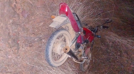 Policiais militares durante operação que resultou na recuperação de uma motocicleta furtada em Serra Dourada, no oeste da Bahia.