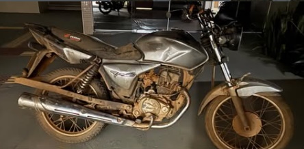 Motocicleta Honda CG 150 com sinais de adulteração recuperada pela CIPE/Cerrado durante patrulhamento na zona rural de Serra Dourada.
