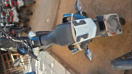 Motocicleta com restrição de furto e roubo recuperada pela Polícia Militar durante ação realizada na Praça Agnelo de Oliveira, em Serra Dourada, no oeste da Bahia.