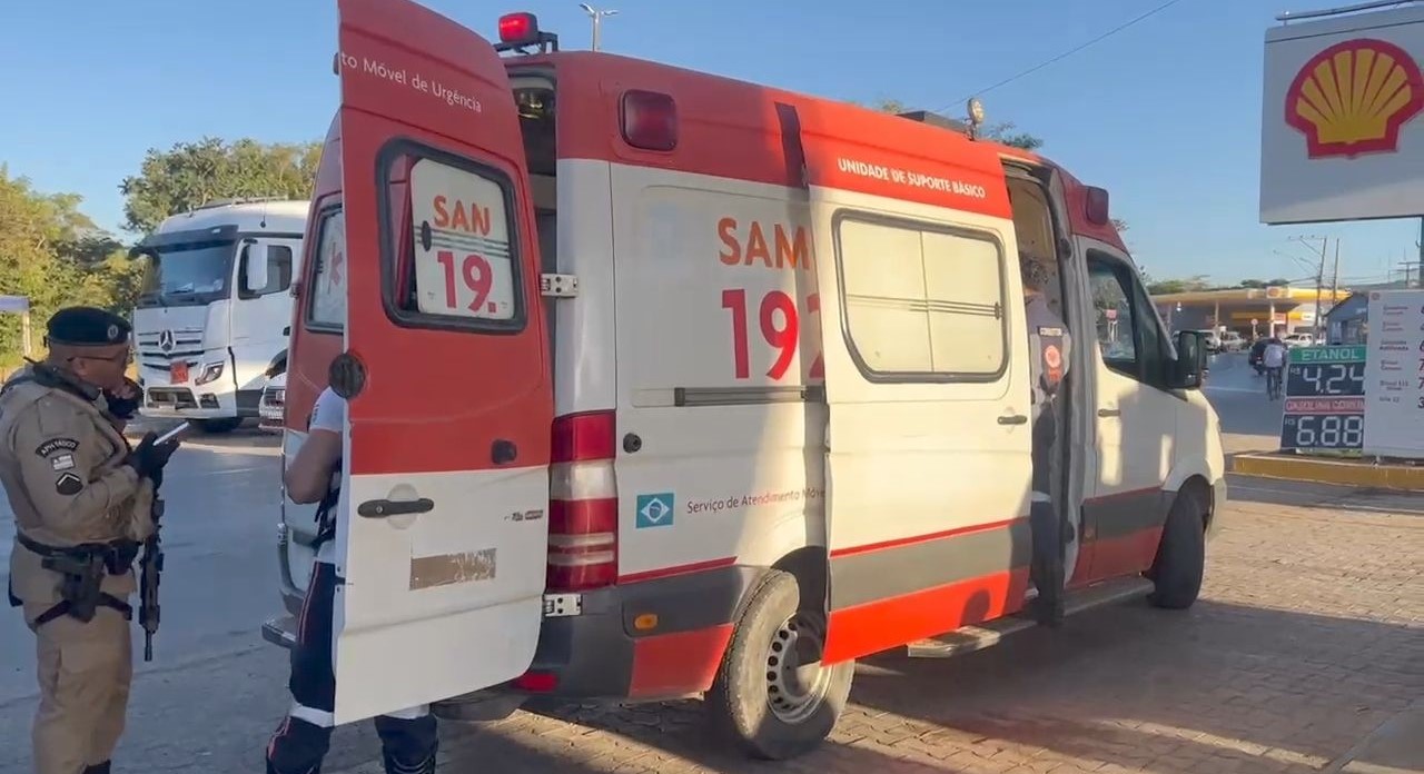 Equipe do SAMU presta atendimento a motociclista após acidente em Barreiras.