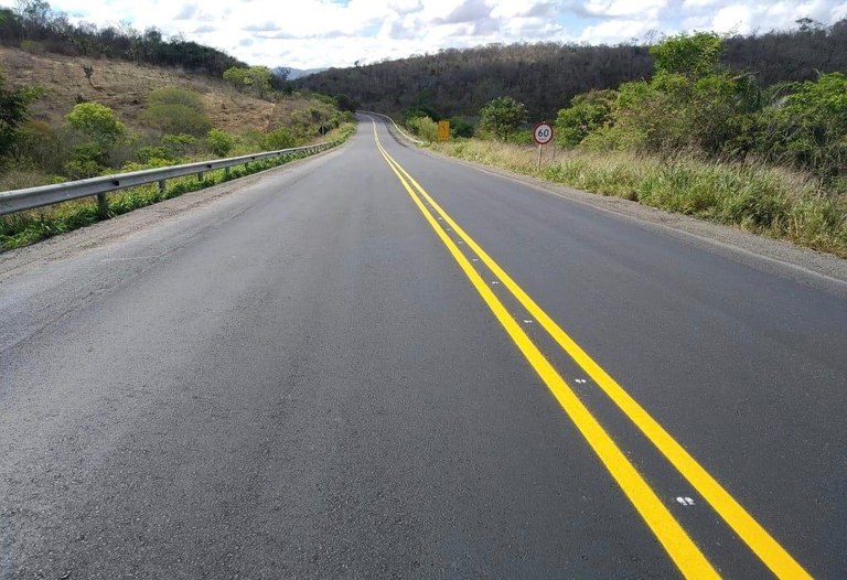 Equipes de resgate e viaturas atendem ocorrência de acidente envolvendo carro e motocicleta na BR-242, em Barreiras.