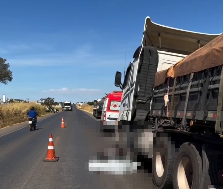 Motocicleta envolvida em grave acidente na BR-020, em Luís Eduardo Magalhães, onde um motociclista morreu após colisão seguida de atropelamento por carreta.