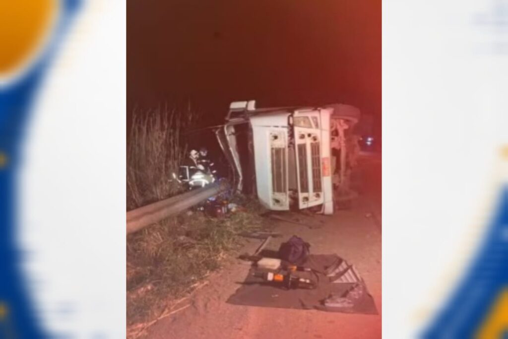 Carreta tombada às margens da BR-242 após acidente que deixou um motorista morto em Barreiras, no oeste da Bahia.