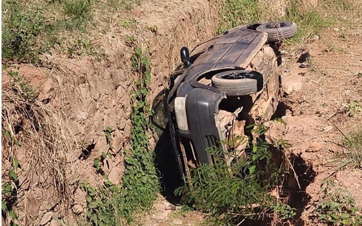 Fiat Uno dentro de um canal após acidente na Avenida Barão do Rio Branco, em Barreiras.
