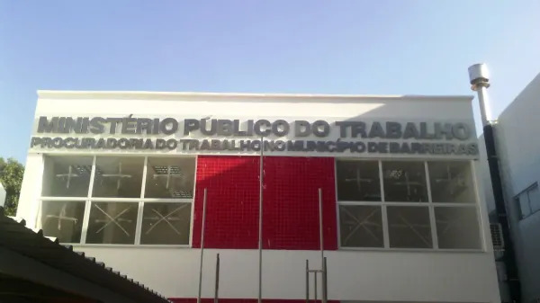 Fachada de uma unidade do Ministério Público do Trabalho (MPT), informando o expediente reduzido na Bahia durante o jogo da Seleção Brasileira na Copa do Mundo de 2026.