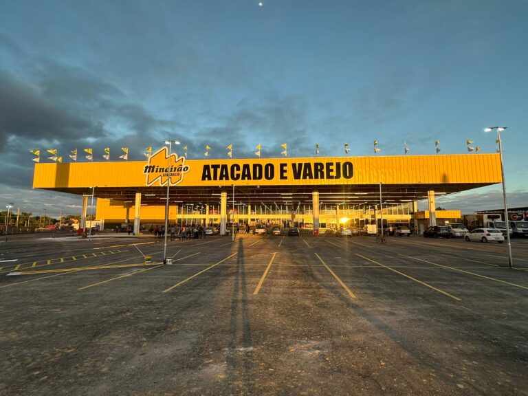 Fachada de unidade supermercadista em Irecê durante transição da marca Mineirão Atacarejo para BH Atacado e Varejo