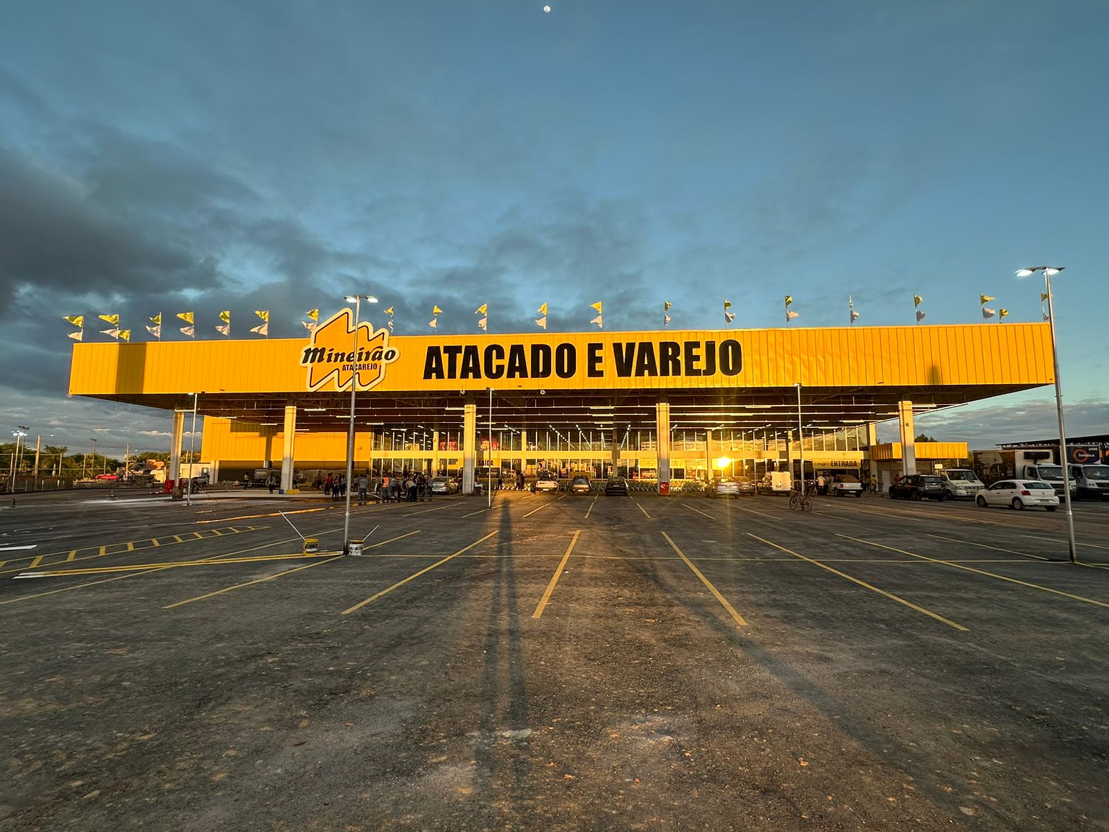 Fachada de unidade supermercadista em Irecê durante transição da marca Mineirão Atacarejo para BH Atacado e Varejo