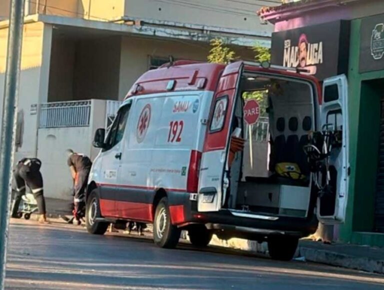 Equipe do SAMU presta atendimento após ocorrência de agressão no Centro Histórico de Barreiras.