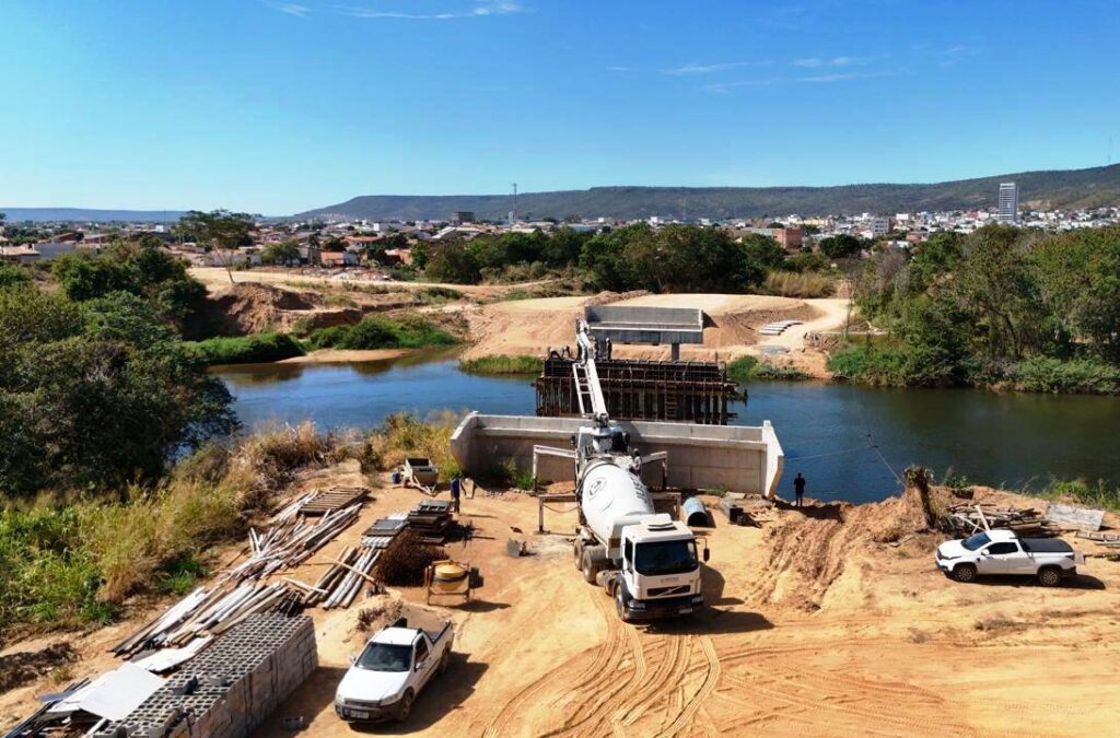 Estrutura da nova ponte sobre o Rio Grande em construção, com equipes trabalhando na obra de mobilidade urbana em Barreiras.