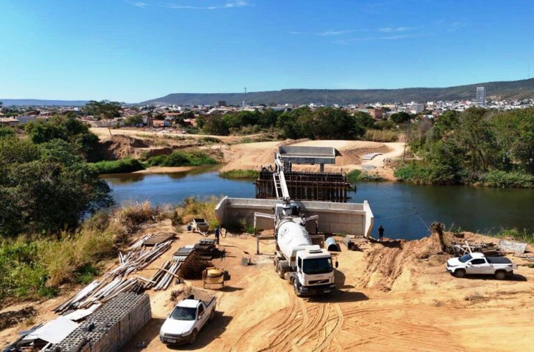 Estrutura da nova ponte sobre o Rio Grande em construção, com equipes trabalhando na obra de mobilidade urbana em Barreiras.
