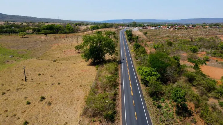 Máquinas trabalham na pavimentação da BA-594, rodovia que liga comunidades rurais de Cocos, no Oeste da Bahia.