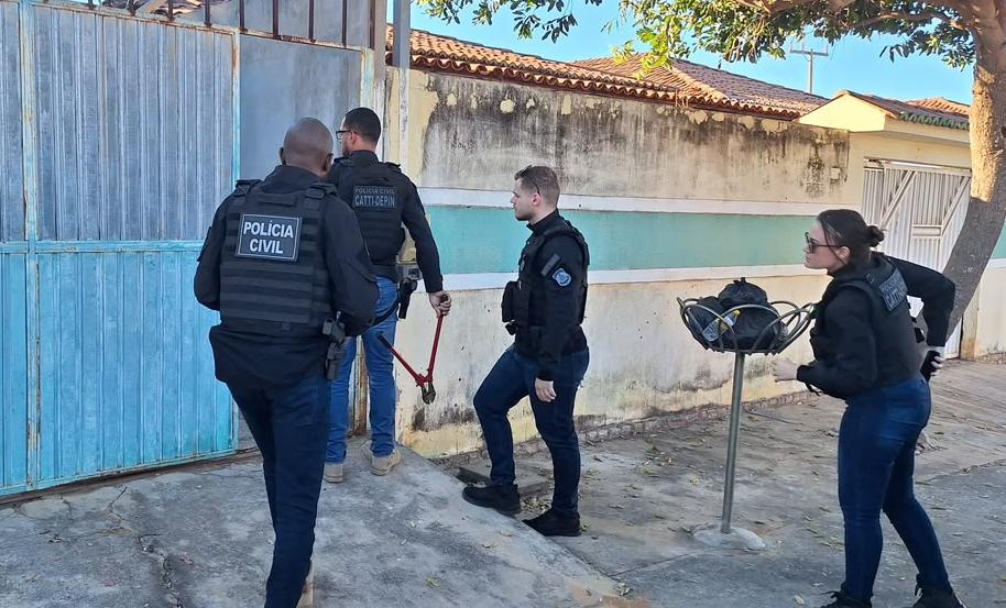 Policiais civis durante ação da Operação Ananias que resultou na prisão de dois suspeitos de fraude bancária e estelionato em Buritirama, no oeste da Bahia.