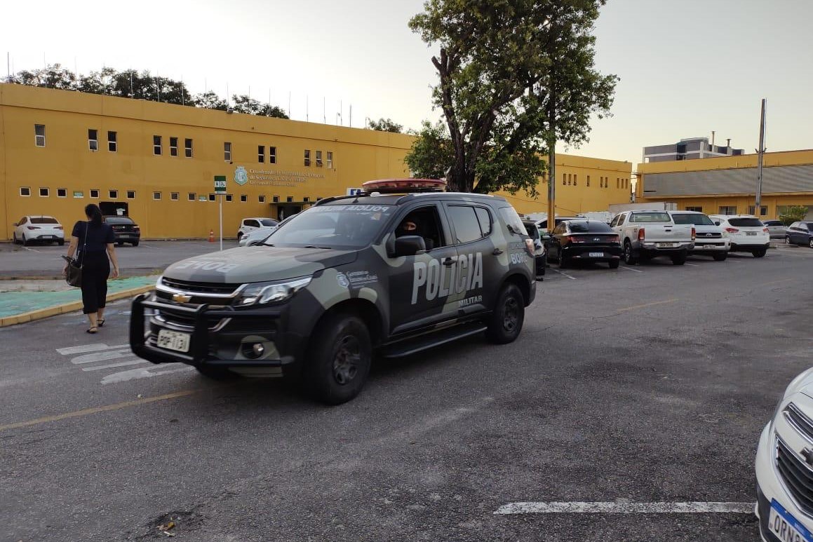 Policiais civis participam da Operação Gênesis durante cumprimento de mandados contra organização criminosa investigada por homicídios na Bahia.