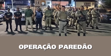 Agentes da Polícia Militar realizam fiscalização de veículos com equipamentos de som durante a Operação Paredão em Barreiras.