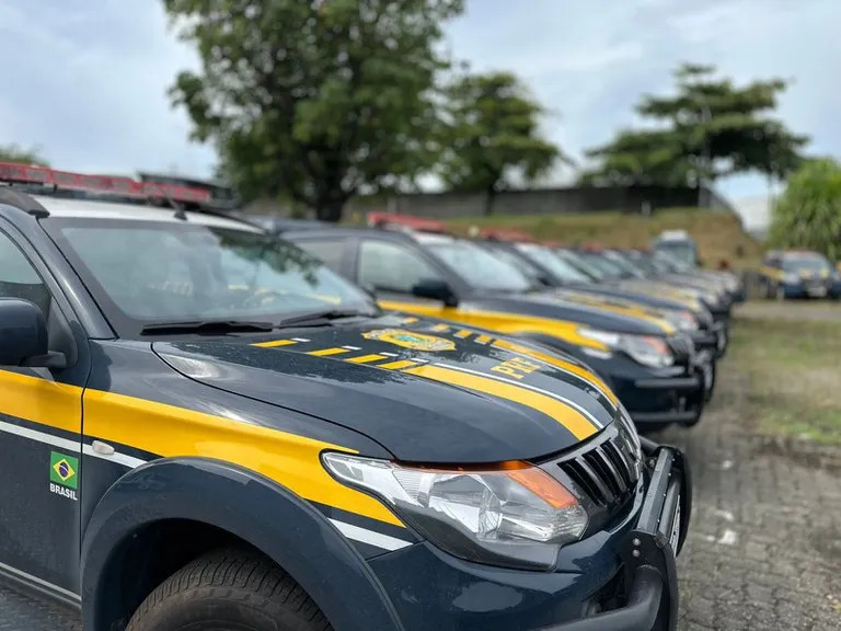 Viatura da PRF durante fiscalização em rodovia federal da Bahia com operação reforçada para o período do São João.