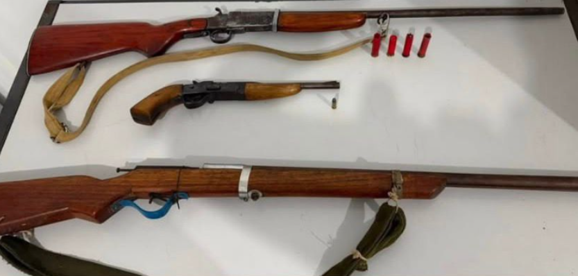 Armas de fogo e munições apreendidas pela Polícia Militar durante operação na zona rural de Angical.