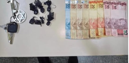 Policiais militares da 86ª CIPM durante ação que resultou na apreensão de cocaína e prisão de suspeito por tráfico de drogas em Formosa do Rio Preto, no oeste da Bahia.