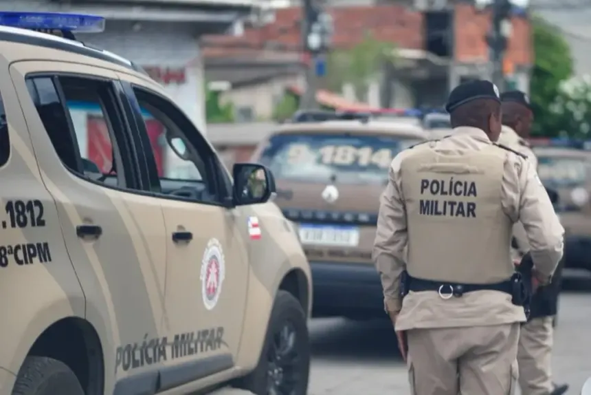 Policiais militares durante operação que resultou na prisão de foragidos da Justiça em Luís Eduardo Magalhães.