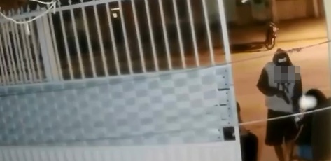 Policiais militares do 27º BPM durante ação que resultou na prisão de suspeito de roubo e recuperação de aparelhos celulares em Luís Eduardo Magalhães.