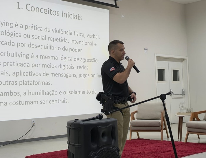 Policiais civis, educadores e estudantes participam de ação educativa sobre prevenção ao bullying e cyberbullying no Colégio Estadual Rio Corrente, em São Félix do Coribe.