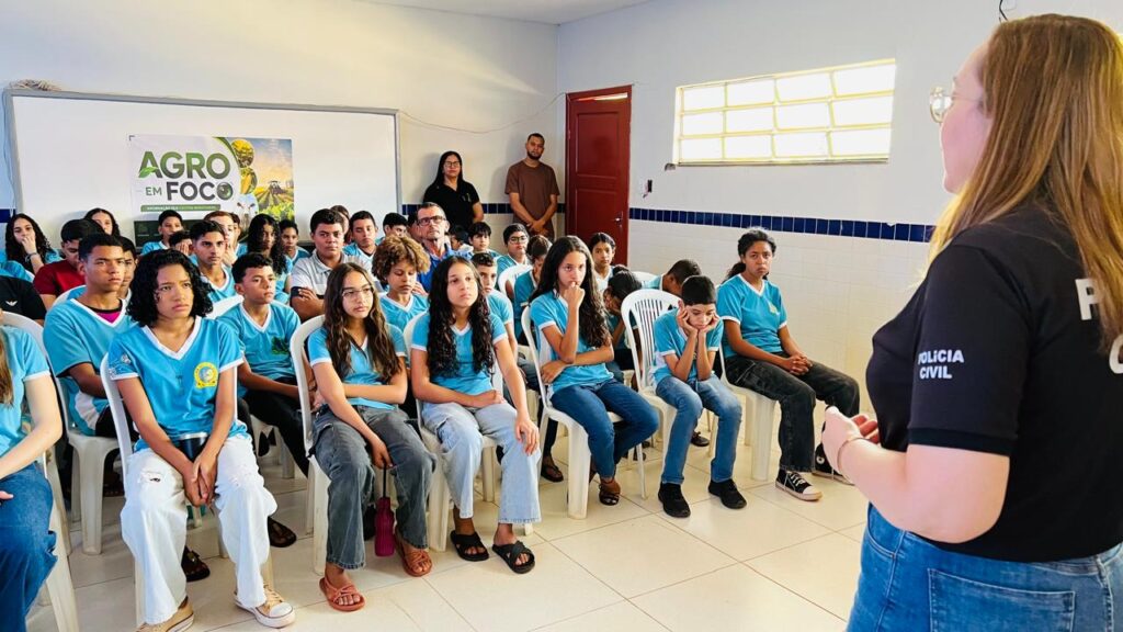 Delegada da Polícia Civil ministra palestra sobre combate ao bullying e prevenção à violência para estudantes da Escola Municipal Adolfo Magalhães, em Wanderley.