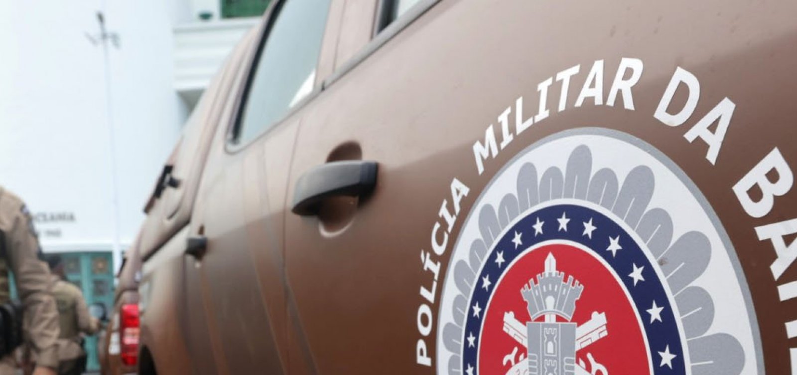 Policiais militares durante ação que resultou no cumprimento de mandados de prisão em Barreiras.