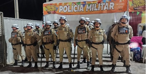 Policiais militares realizando o policiamento durante os festejos de São Pedro no distrito de Roda Velha, em São Desidério.